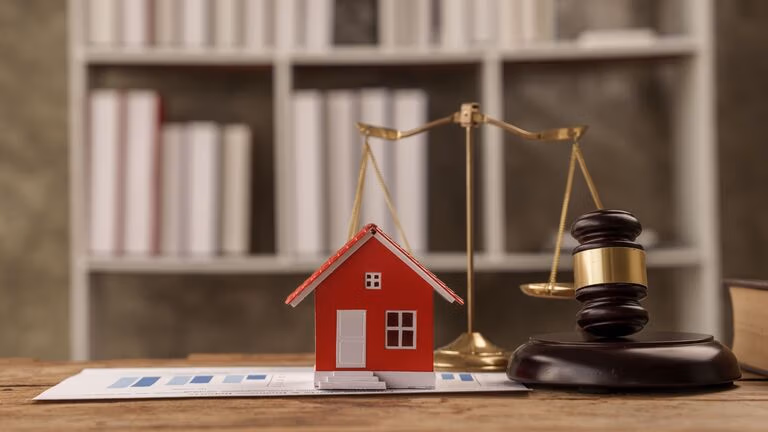 Model house, gavel, and justice scale symbolizing probate law and executor duties in Virginia.