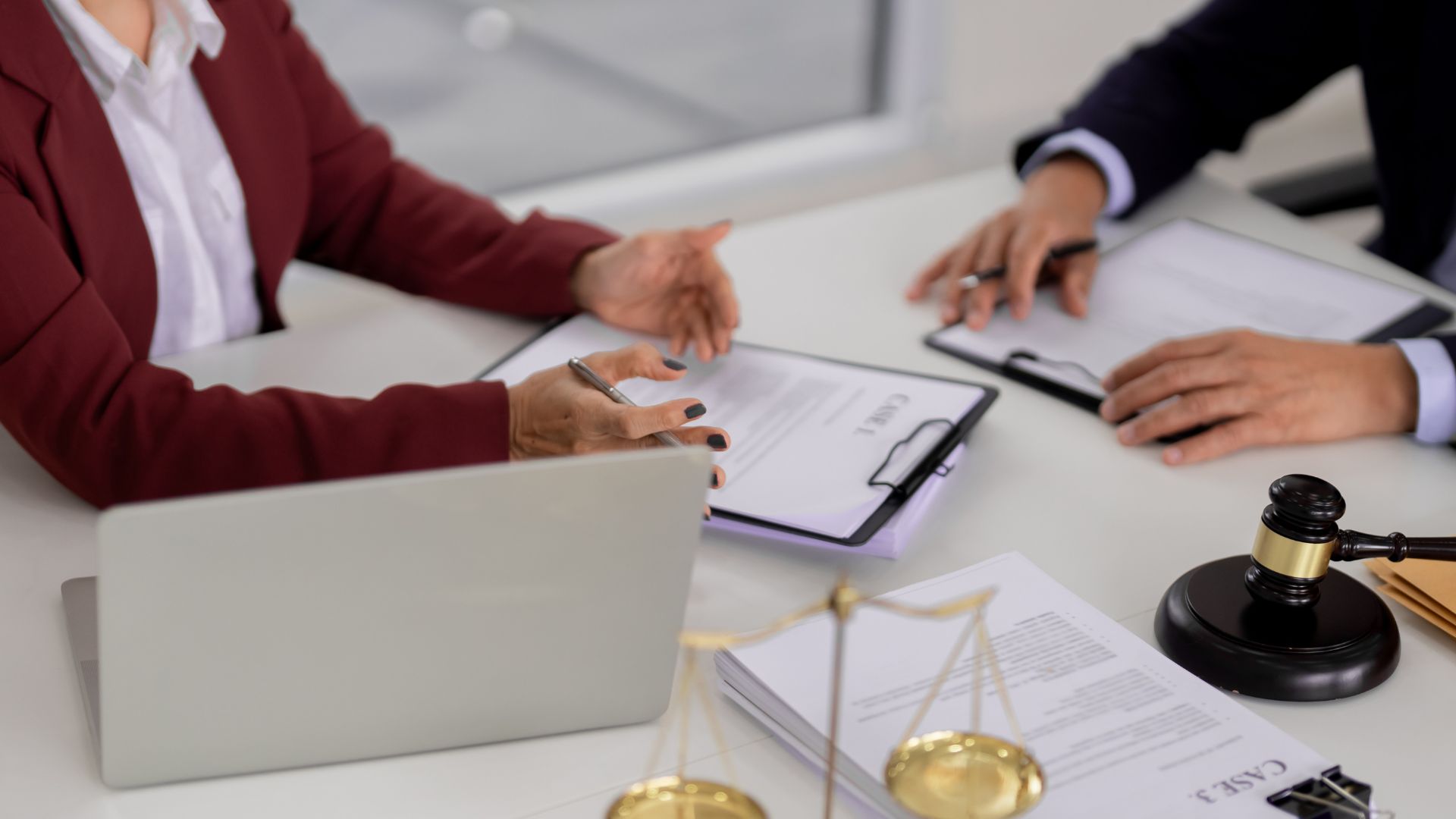 Family meeting with estate planning attorney to discuss trust vs will options